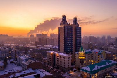 Жилой дом Бэтмен в Новосибирске вечером фото