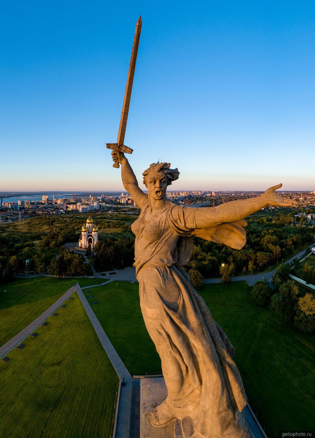 Родина-мать зовёт в Волгограде с высоты фото