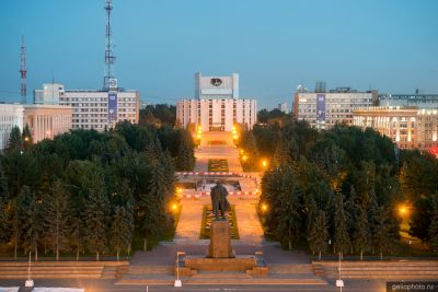 Сквер на площади Революции в Челябинске фото