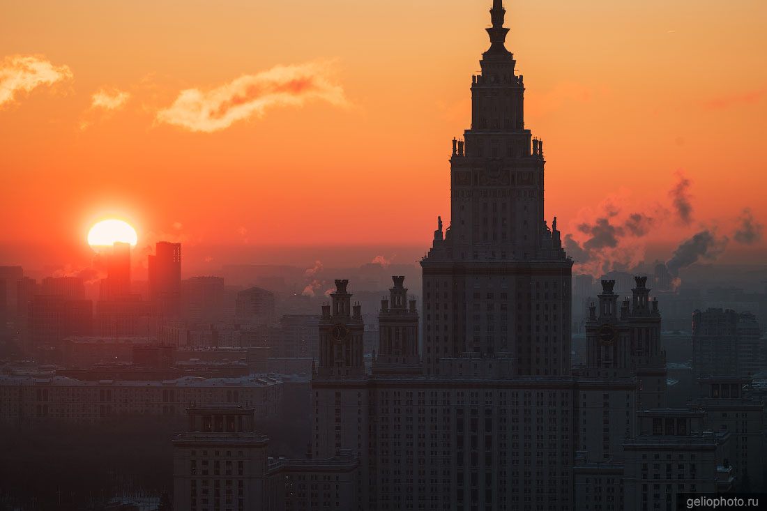 МГУ в Москве на закате фото