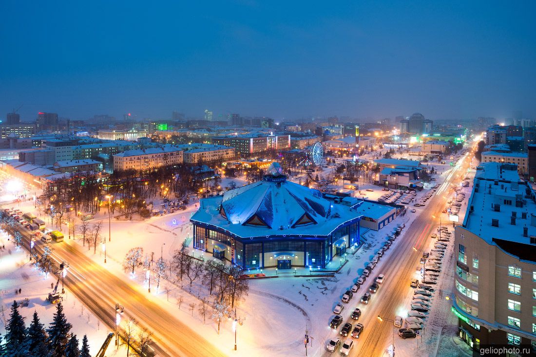 Тюменский цирк вечером фото