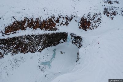 Водопад Красные камни с высоты фото