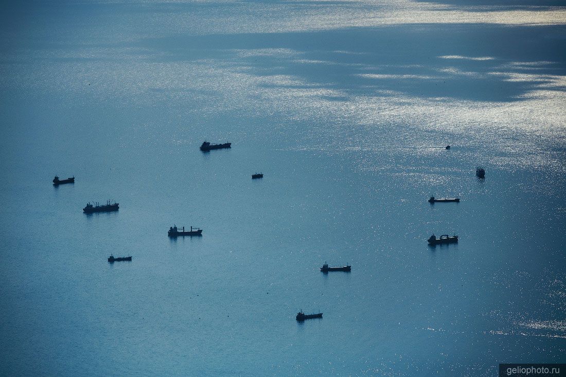 Морские корабли суда на рейде во Владивостоке фото