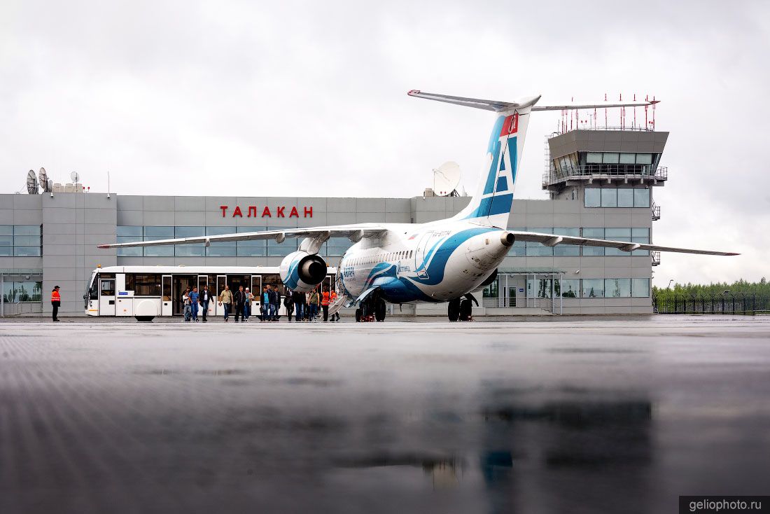 АН-148 а/к Ангара в аэропорту Талакан фото