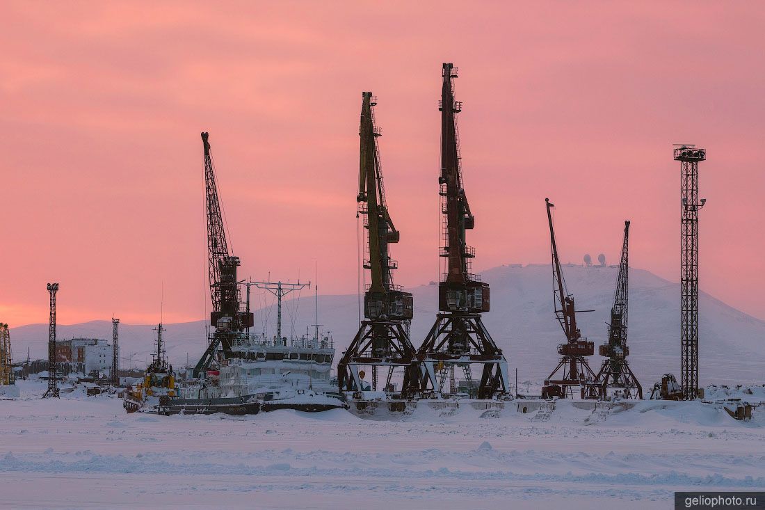 Морской порт в Тикси зимой фото