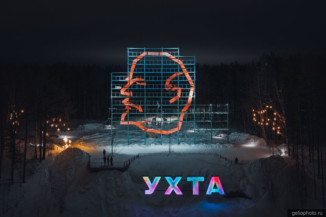 Силуэт Ленина в Ухте вечером фото