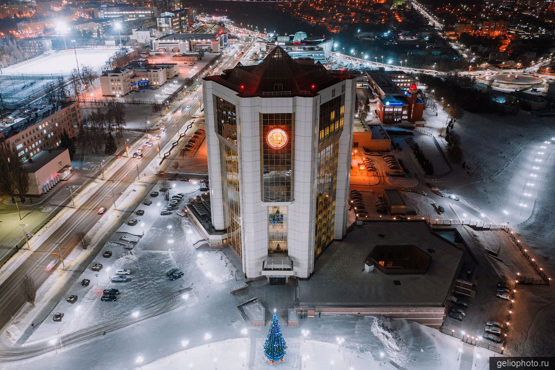 Дом правительства в Чебоксарах вечером фото