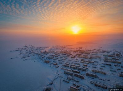 Зимний Тикси на закате фото