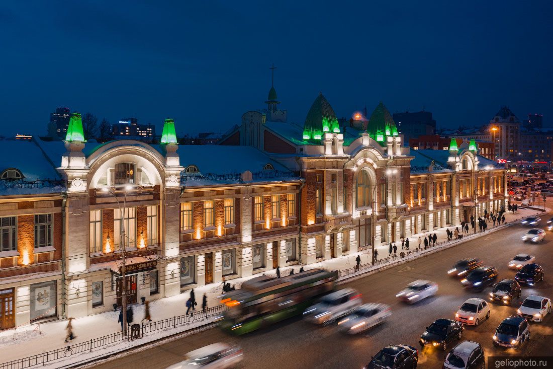 Краеведческий музей в Новосибирске вечером фото
