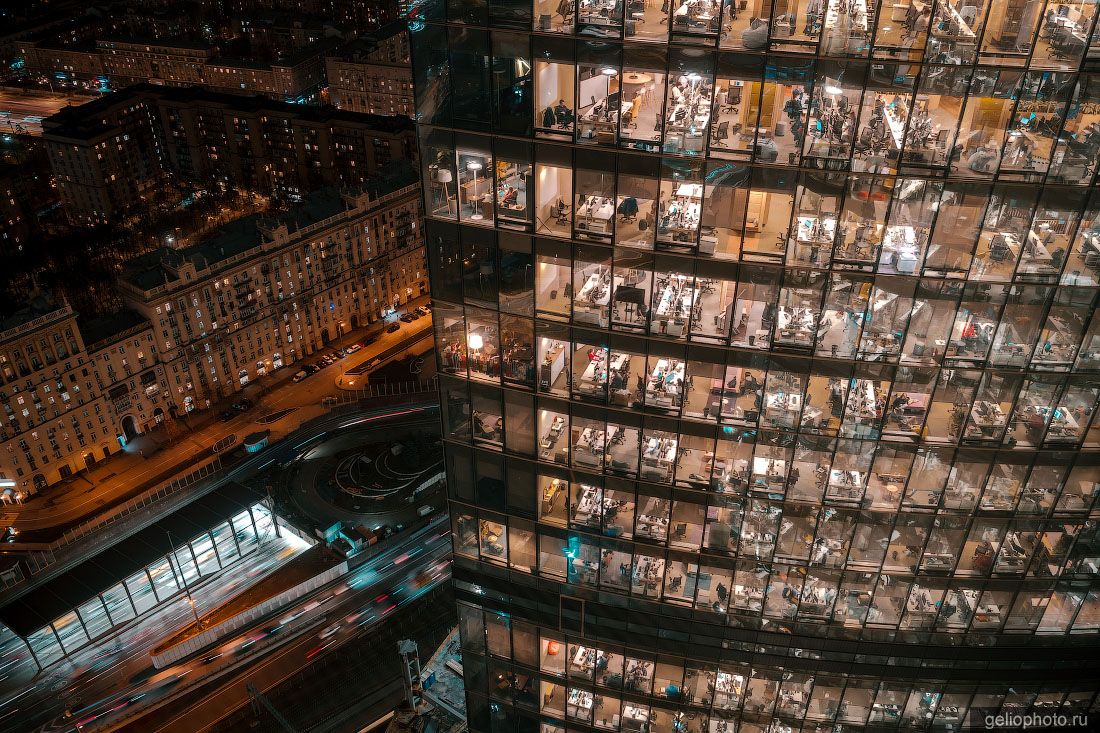 Офисы в небоскрёбе Москва-Сити вечером фото