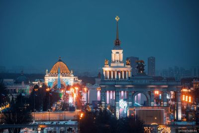 ВДНХ павильон Зерно в Москве вечером фото