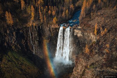 Водопад Два брата на плато Путорана с высоты фото