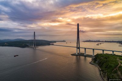 Мост на остров Русский во Владивостоке на закате фото