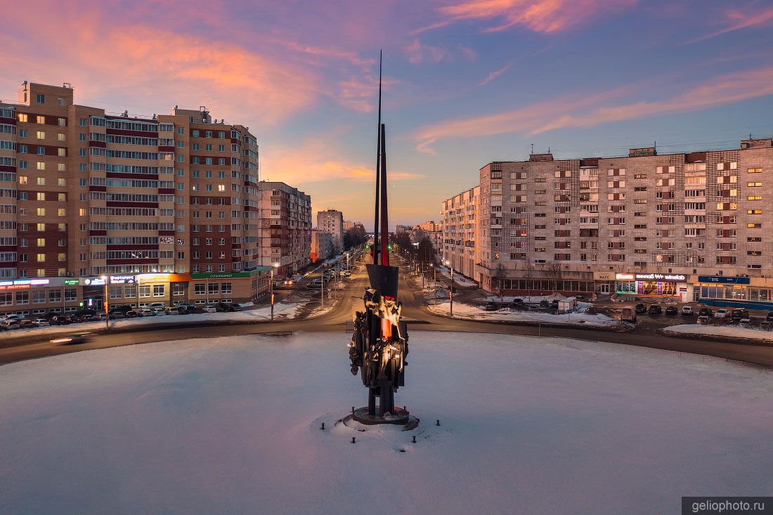 Памятник Мир и Труд в Северодвинске фото