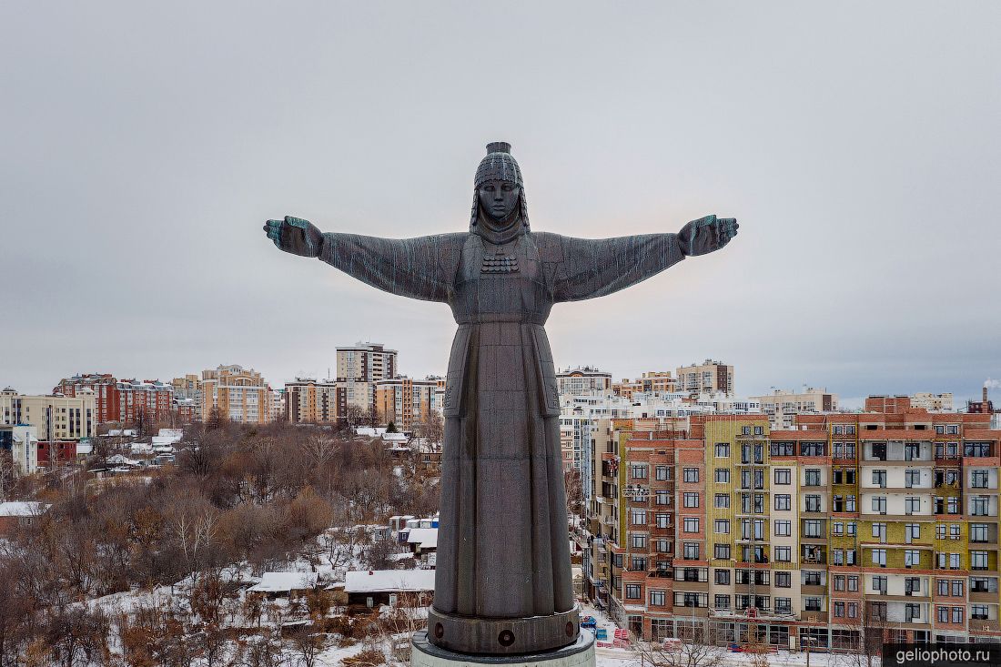 Монумент Матери-Покровительницы в Чебоксарах фото
