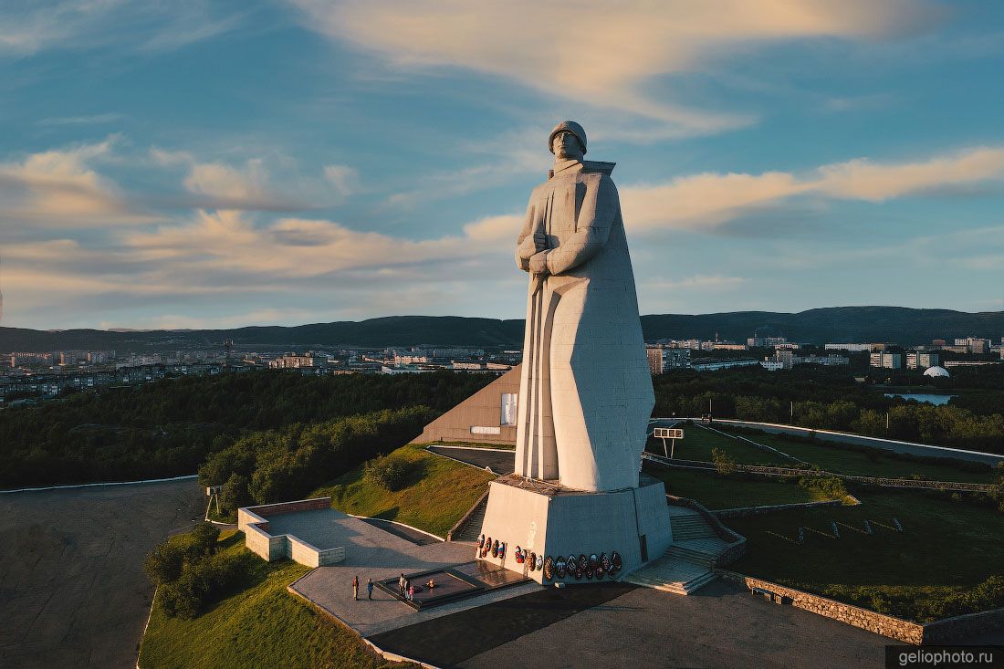 Вид на памятник защитникам Советского Заполярья в Мурманске фото