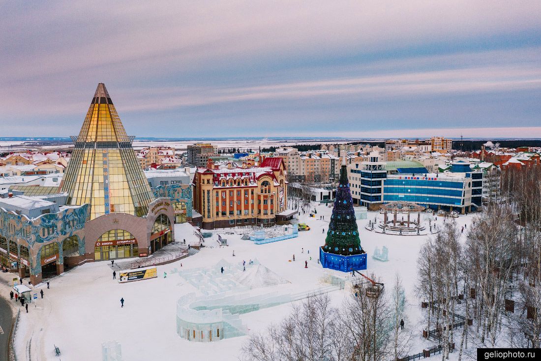 Центральная площадь Ханты-Мансийска зимой фото