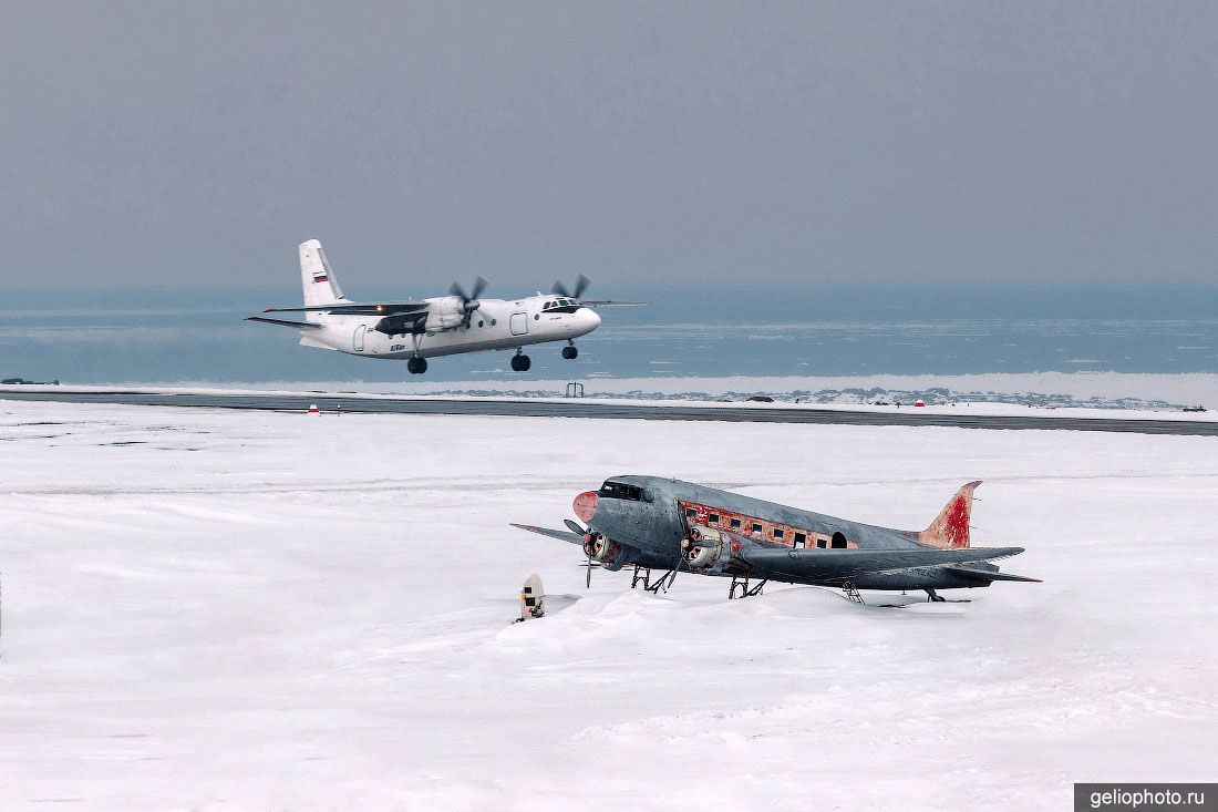 Самолёт Ан-24 на ВПП аэропорта Диксона зимой фото