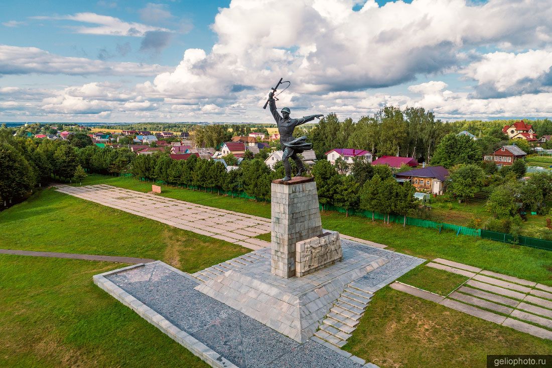 Памятник героям битвы за Москву на Перемиловской высоте фото