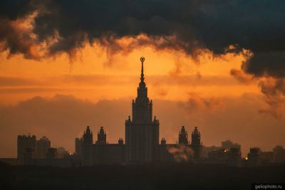 МГУ в Москве на закате фото