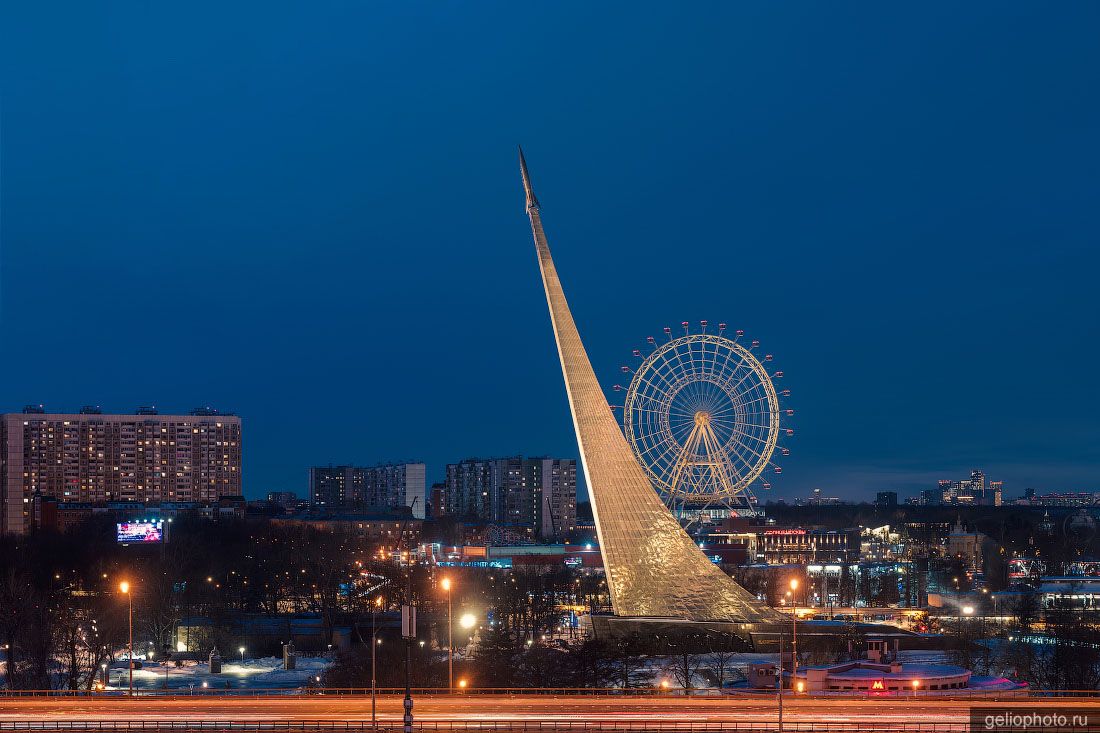 Музей космонавтики в Москве вечером фото