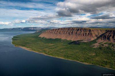 Трапповая гора на плато Путорана с высоты фото