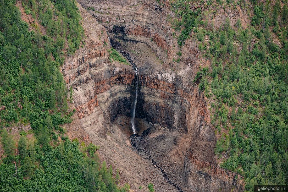 Водопад на плато Путорана с высоты фото