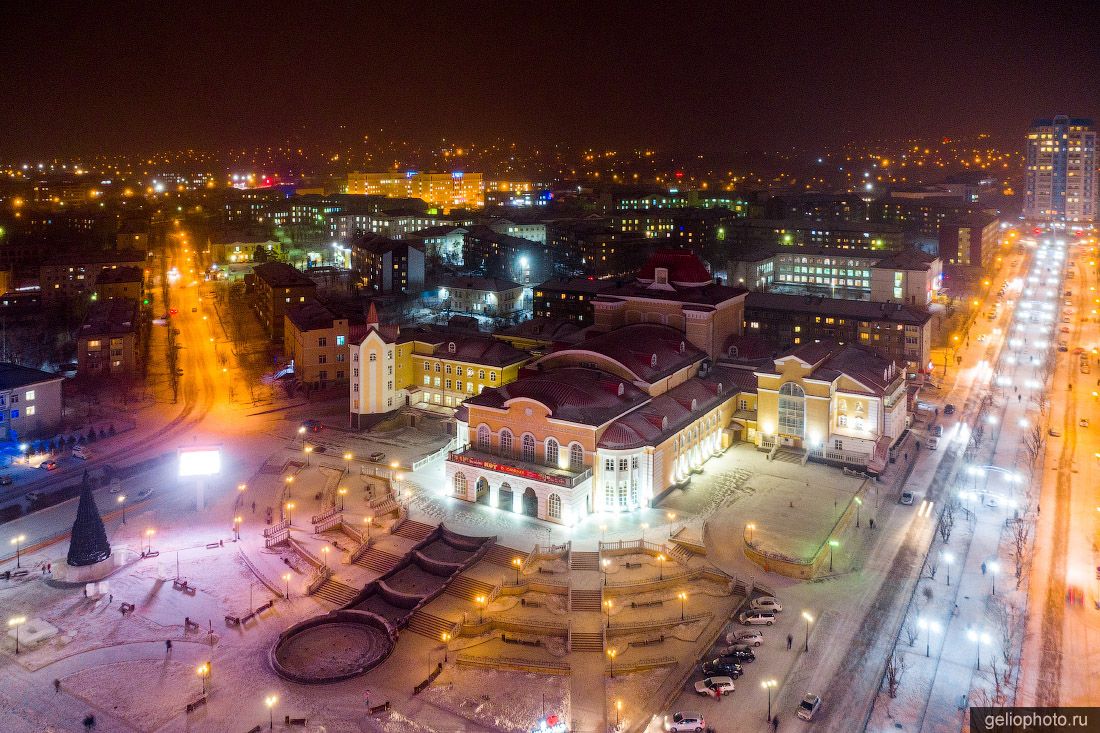 Русский драматический театр в Улан-Удэ вечером фото