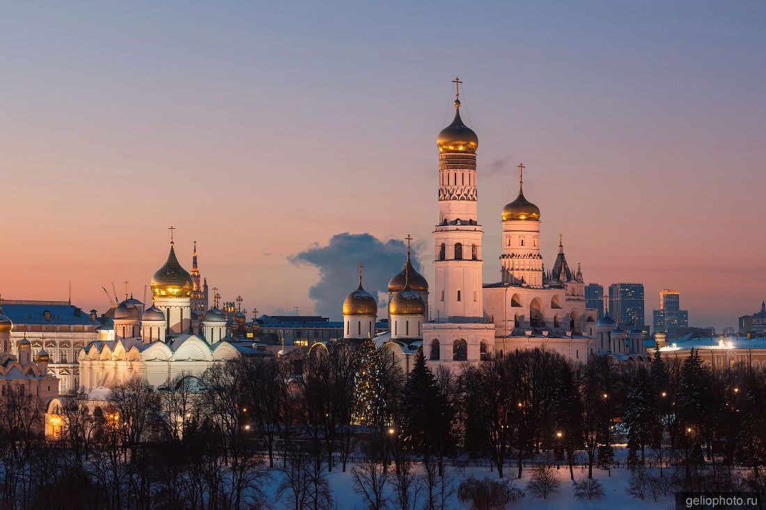 Колокольня Ивана Великого в Москве вечером фото