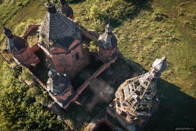 Заброшенный храм Троицы Живоначальной в Танкеевке вид сверху фото