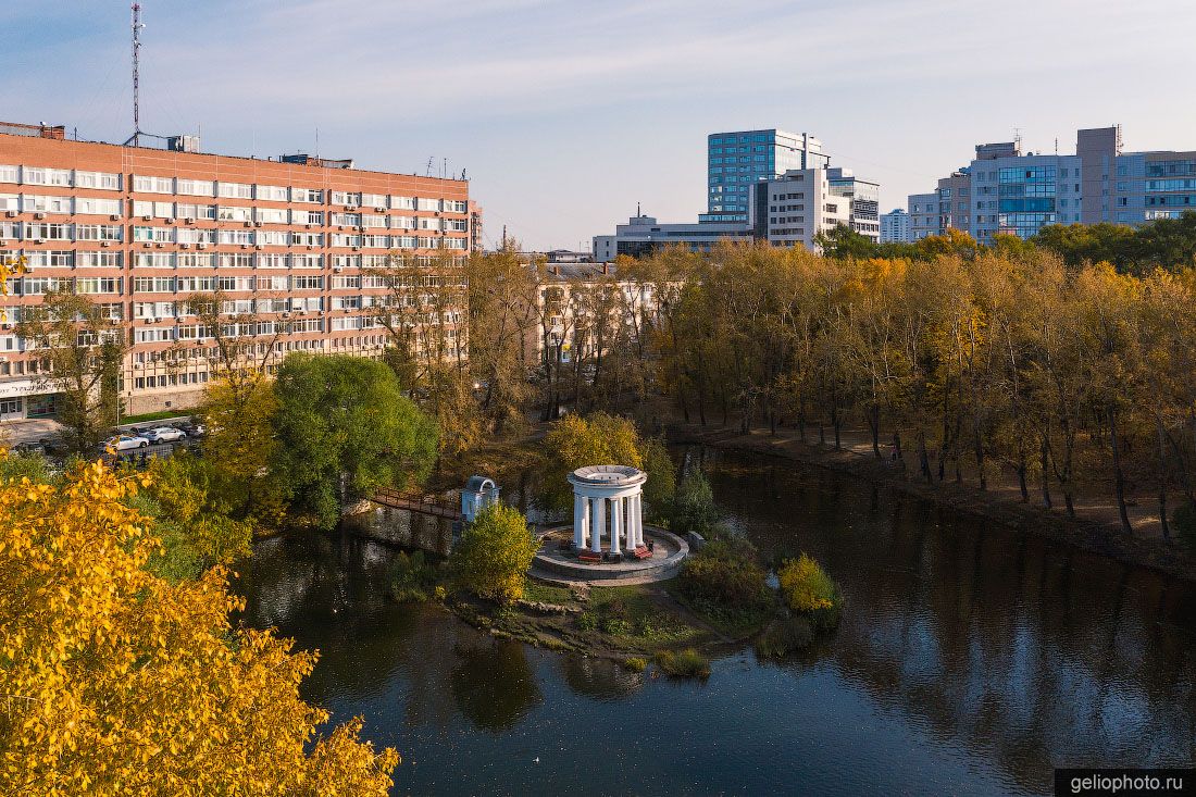 Ротонда в Харитоновском парке Екатеринбурга фото