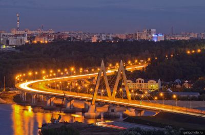 Мост Миллениум в Казани вечером фото