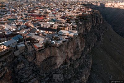 Жилые дома Хунзаха на краю ущелья фото