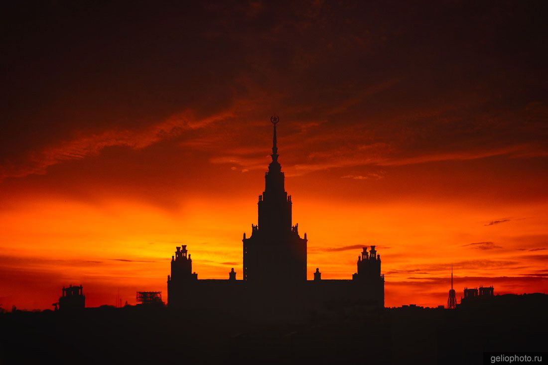 Силуэт здания МГУ в Москве на закате фото
