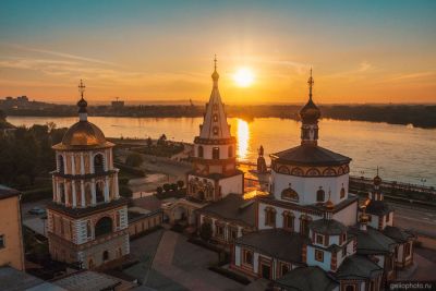 Собор Богоявления в Иркутске на закате фото