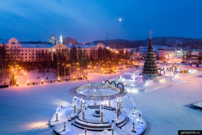 Центральная площадь Ханты-Мансийска зимой фото
