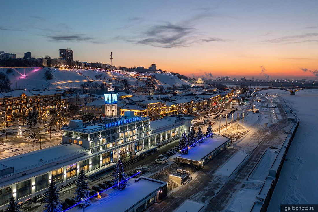 Нижегородский речной вокзал вечером фото