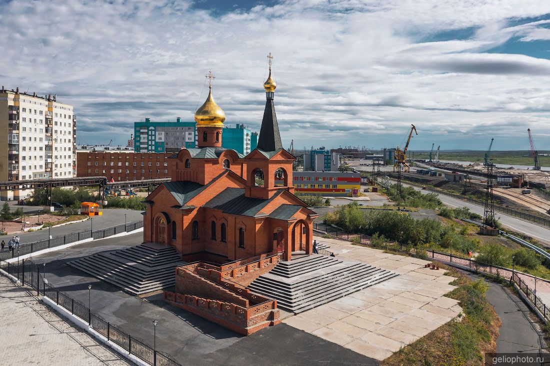 Свято-Введенская церковь в Дудинке фото