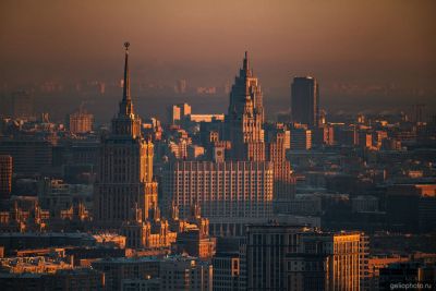 Гостиница Украина на фоне Белого дома в Москве фото
