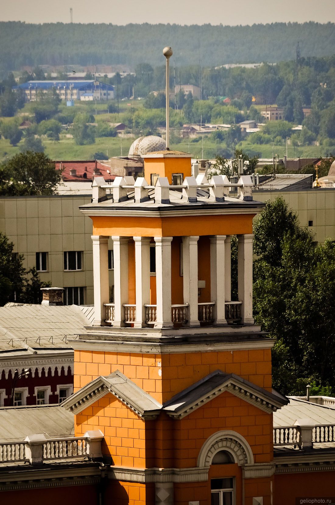 Башня на здании Востсибуголь в Иркутске фото
