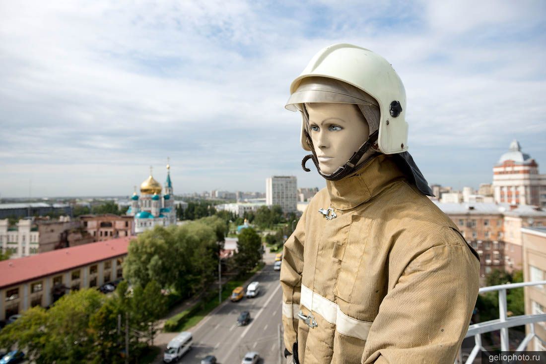 Пожарный на каланче в Омске фото