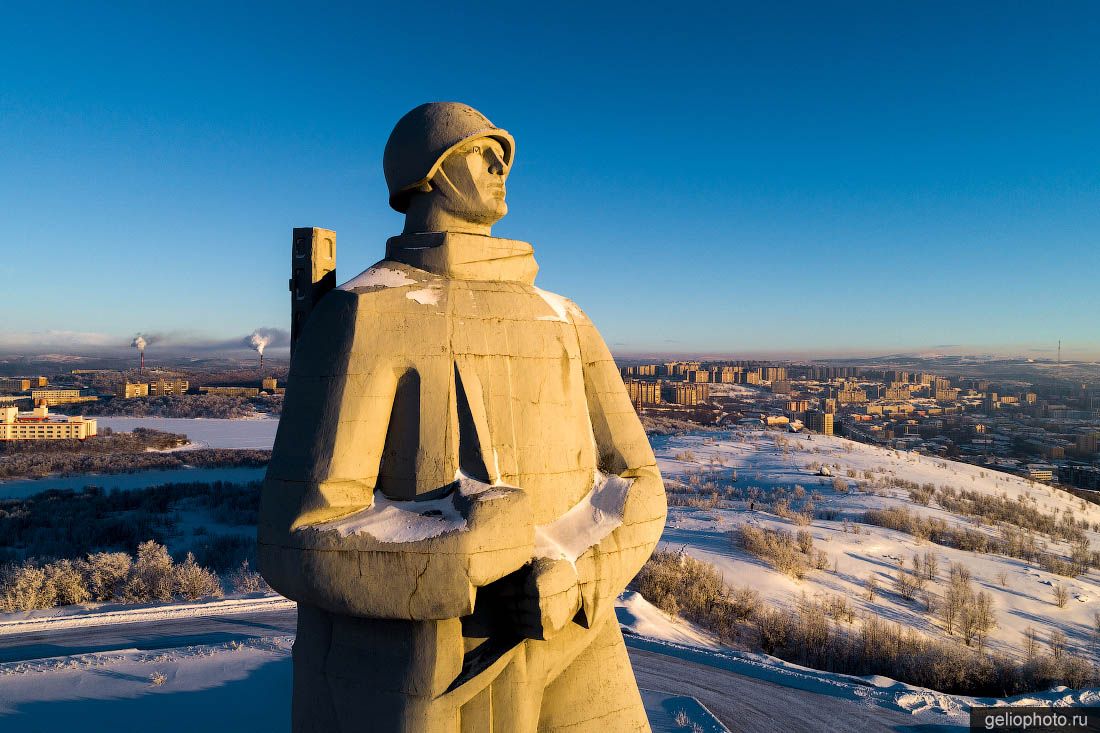 Памятник защитникам Советского Заполярья в Мурманске зимой фото