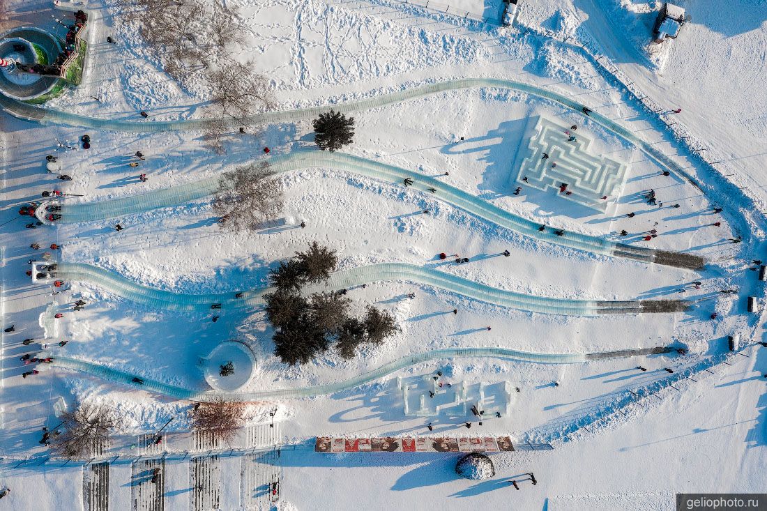 Снежный городок на набережной в Новосибирске фото