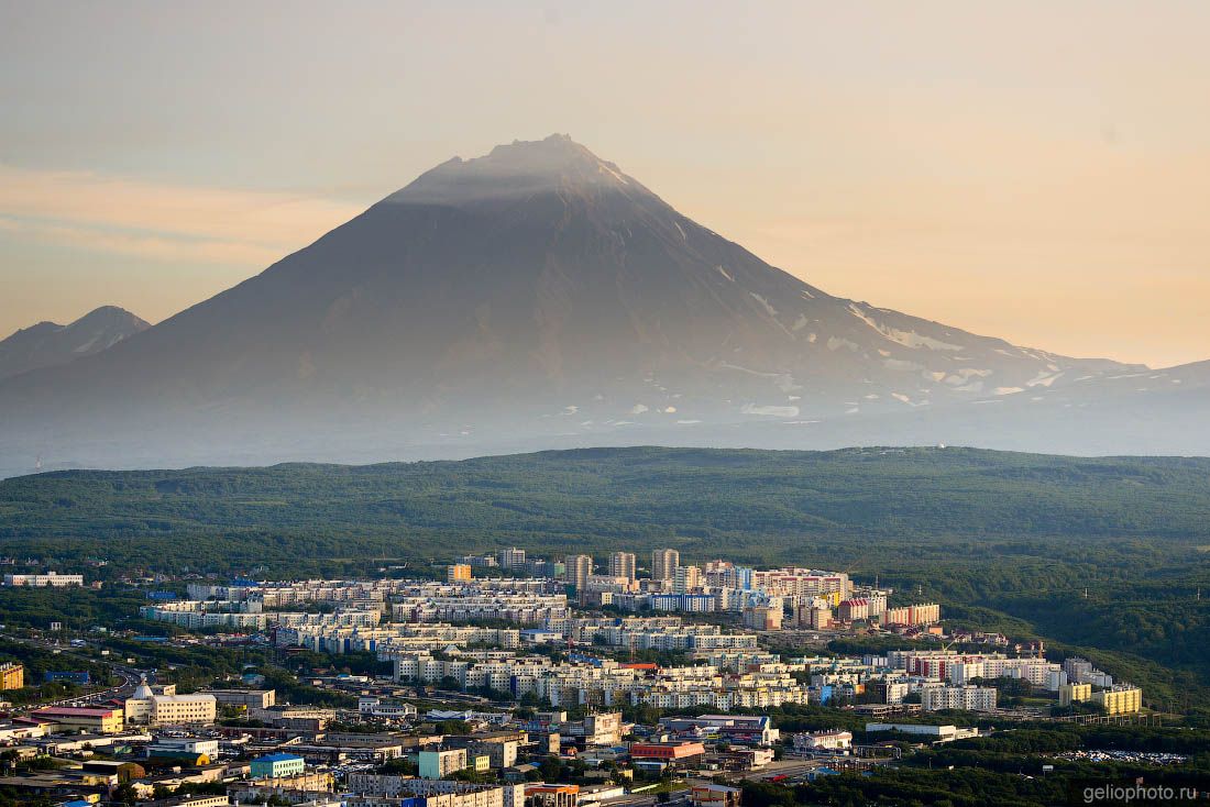 Вулкан Корякский в Петропавловске-Камчатском фото