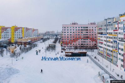 Надпись Новый Уренгой на городской площади фото