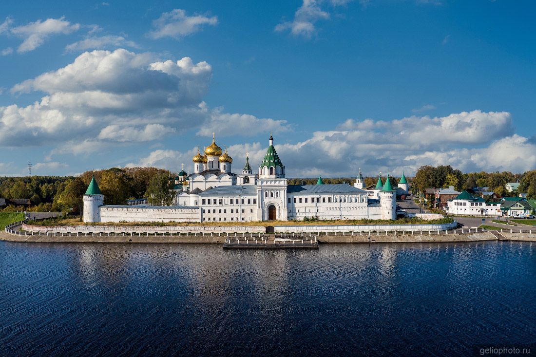 Вид на Свято-Троицкий Ипатьевский мужской монастырь в Костроме фото