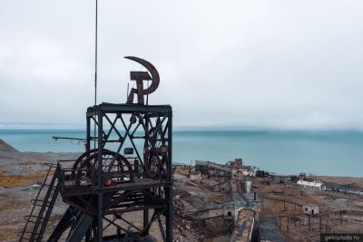 Серп и молот на шахте в посёлке Валькумей фото