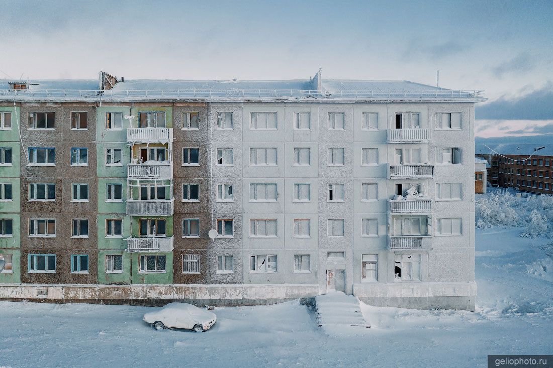 Замёрзший жилой дом в Воркуте зимой фото