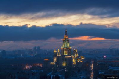 МГУ в Москве вечером с высоты фото