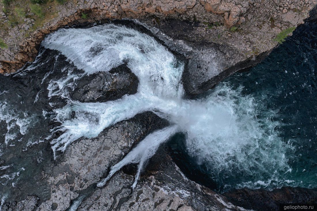 Водопад Китабо-Орон на плато Путорана с высоты фото